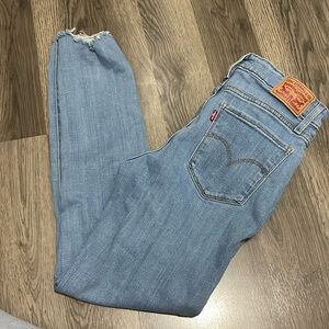 Size 28 women’s skinny 721 Levi jeans! Great condition.